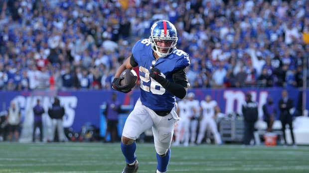 Saquon Barkley runs with the ball.